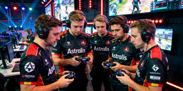 Astralis CS:GO战队队员在比赛中专注交流
