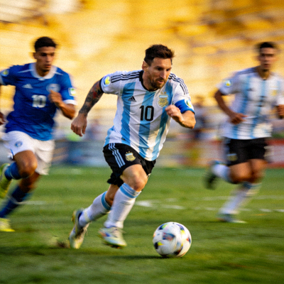 梅西 Lionel Messi 带球突破的赛场瞬间